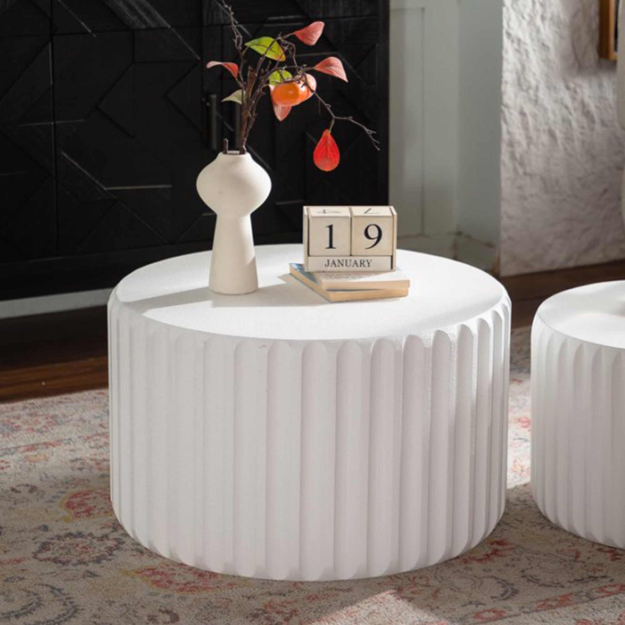 White Scalloped Round Coffee Table Set Nesting Design, Elegant Curved-Edge Shape For Cozy Living Room Styling