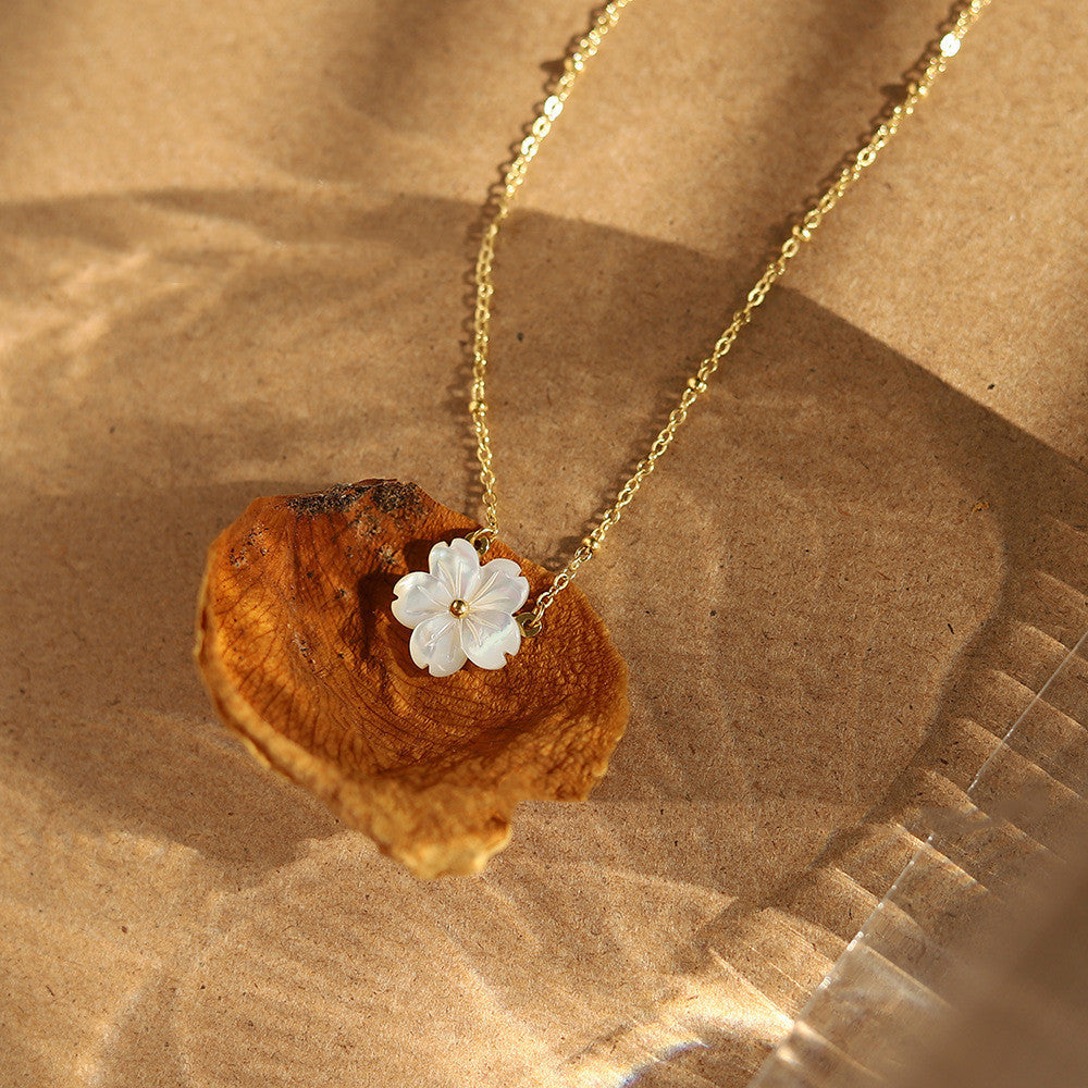 Simple Temperament Exquisite Flower Necklace