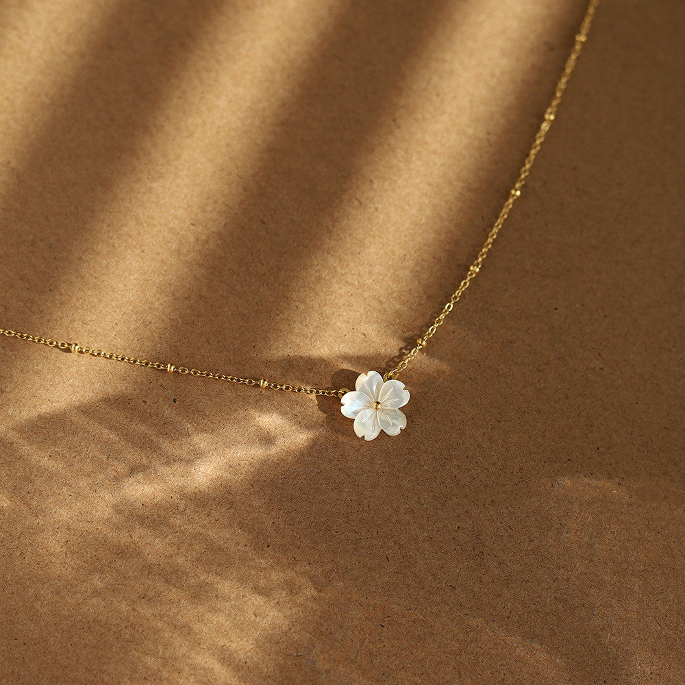 Simple Temperament Exquisite Flower Necklace