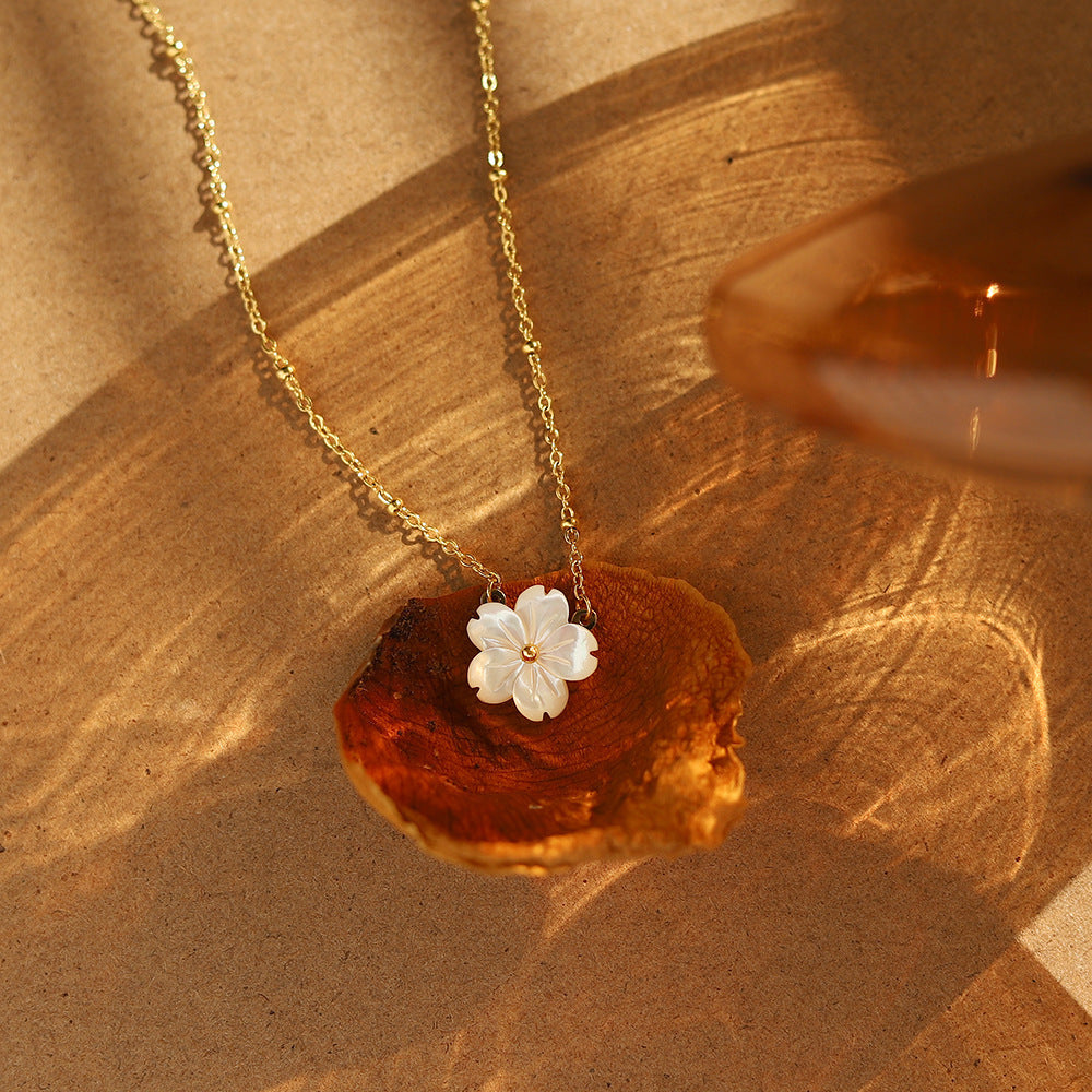 Simple Temperament Exquisite Flower Necklace